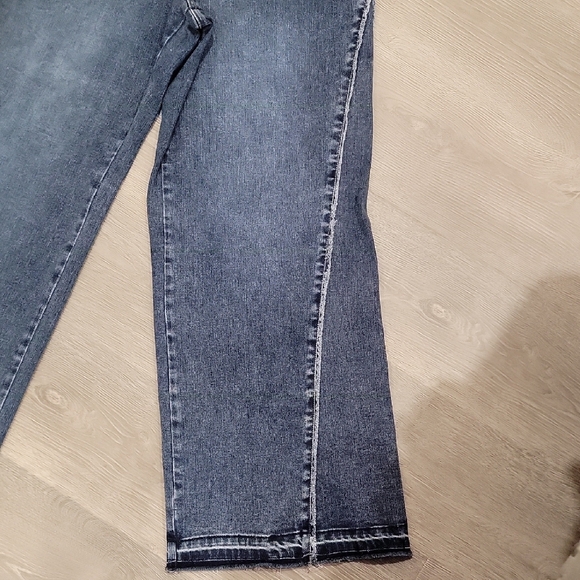 Classic Blue Women's Jeans - Picture 4 of 12